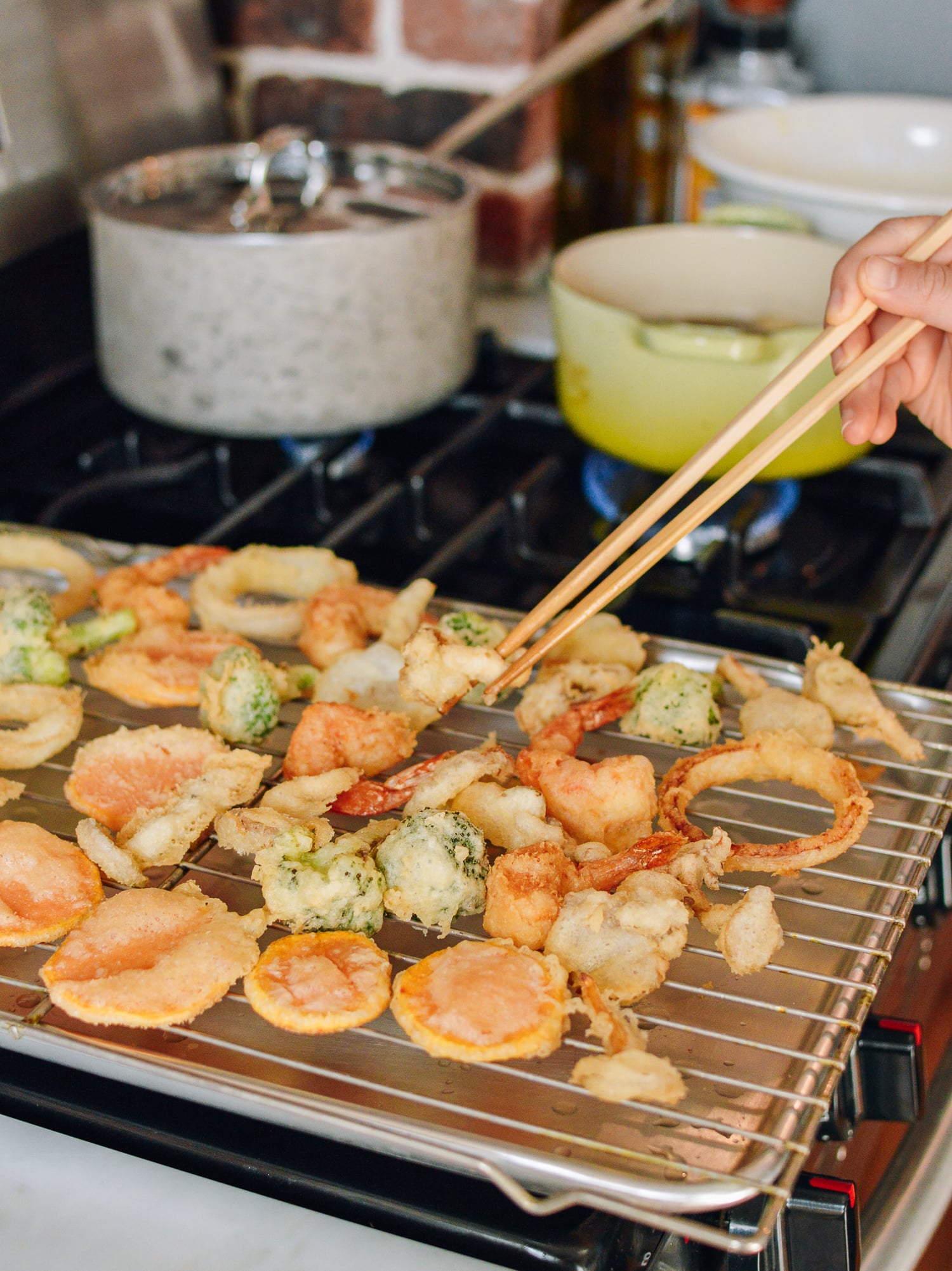 Transferring fried tempura to wire rack, cwww5.fioekdjsdas.cf