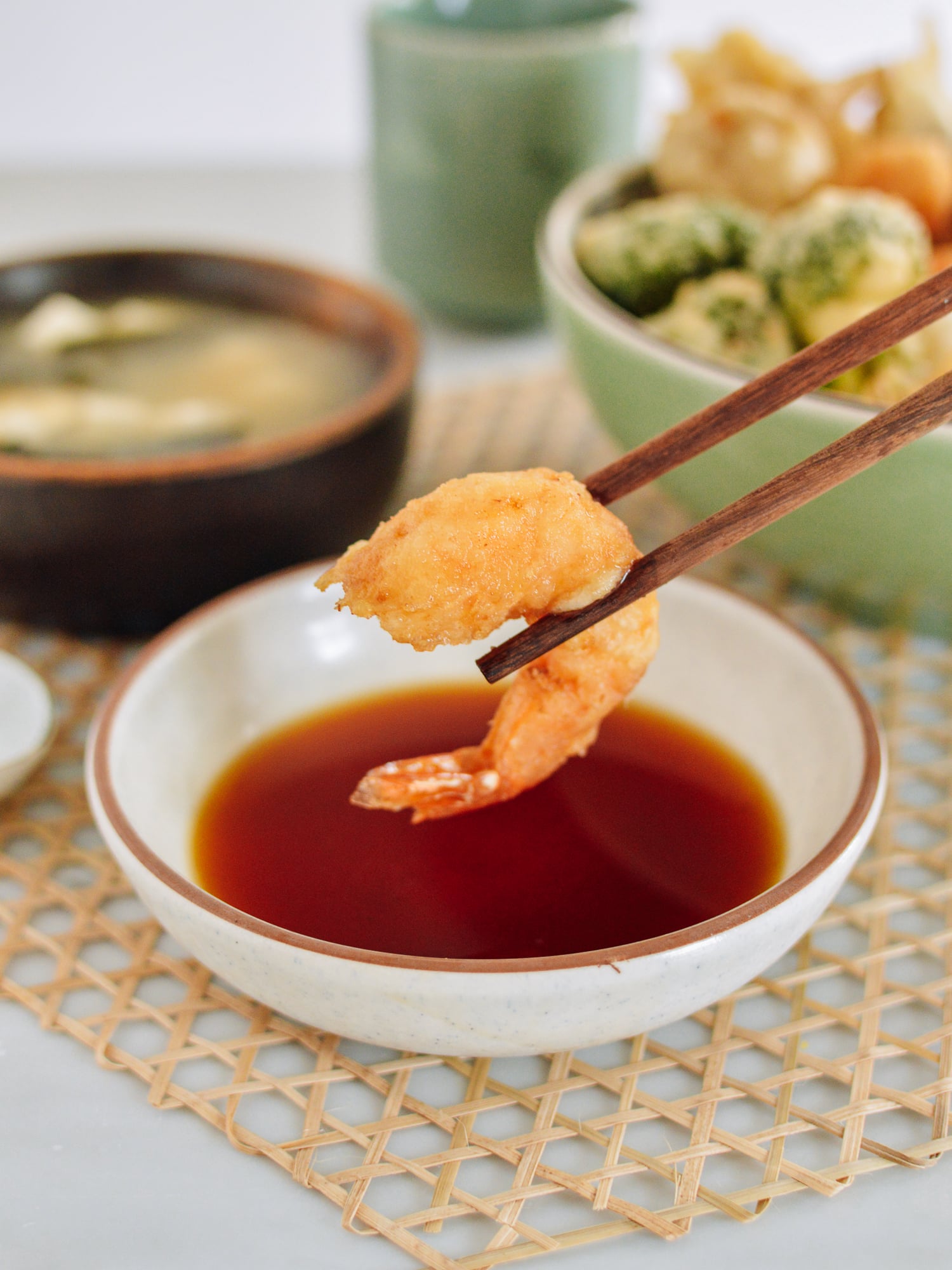 Dipping shrimp tempura into dipping sauce, cwww5.fioekdjsdas.cf