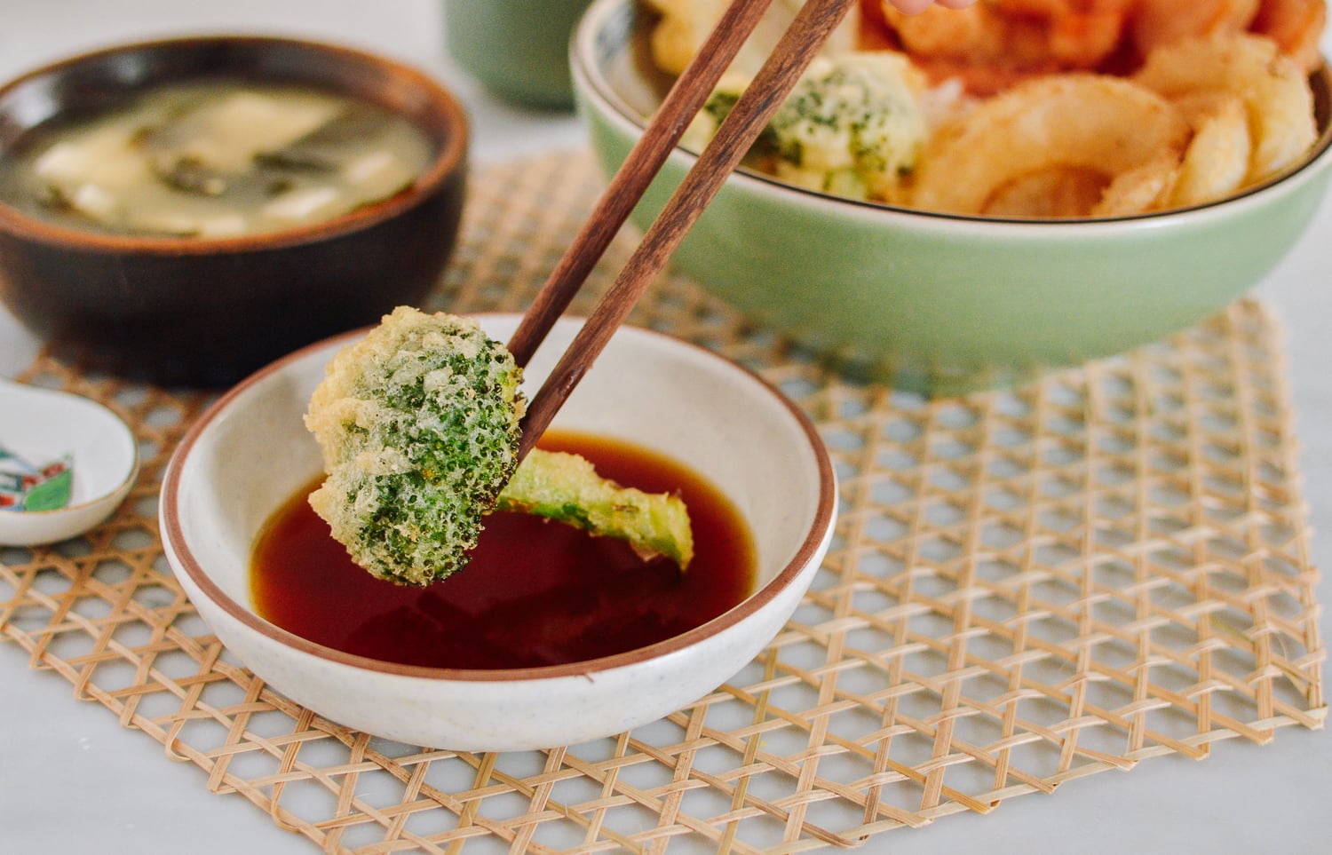Dipping broccoli tempura into sauce, cwww5.fioekdjsdas.cf