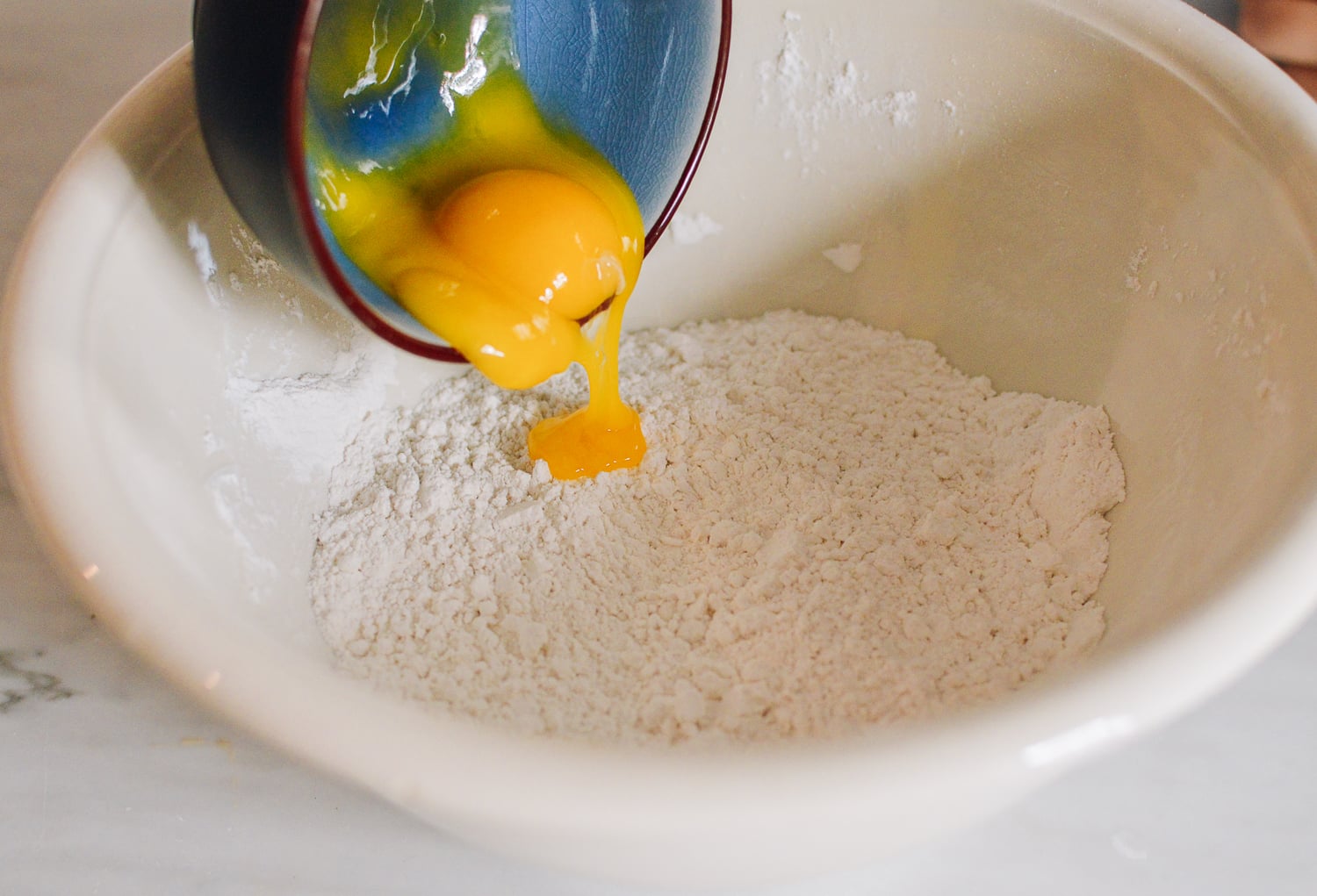Making tempura batter with cake flour, egg yolks, and water, cwww5.fioekdjsdas.cf