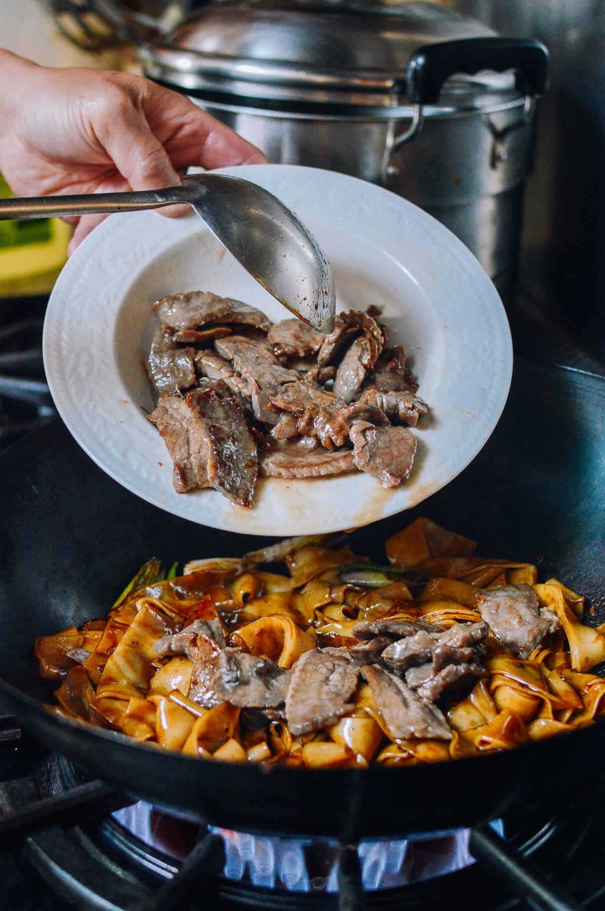 Adding beef back to wok, cwww5.fioekdjsdas.cf