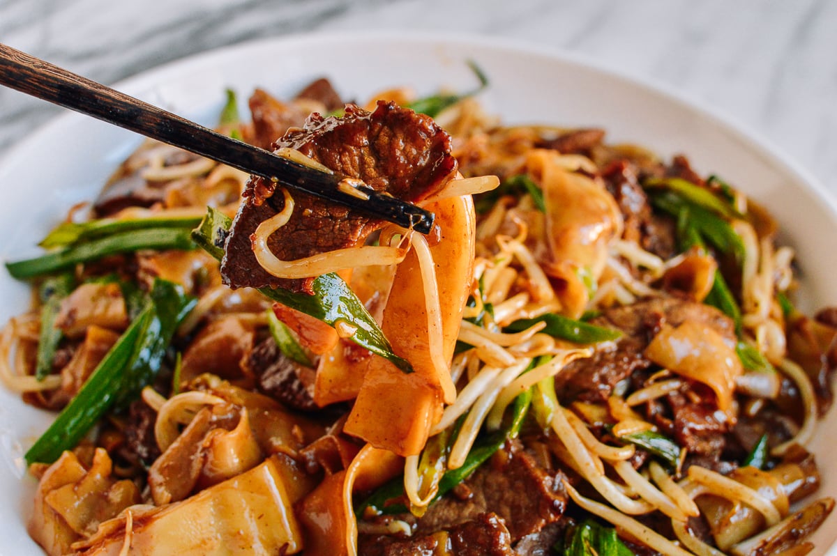 Chopsticks picking up beef chow fun, cwww5.fioekdjsdas.cf