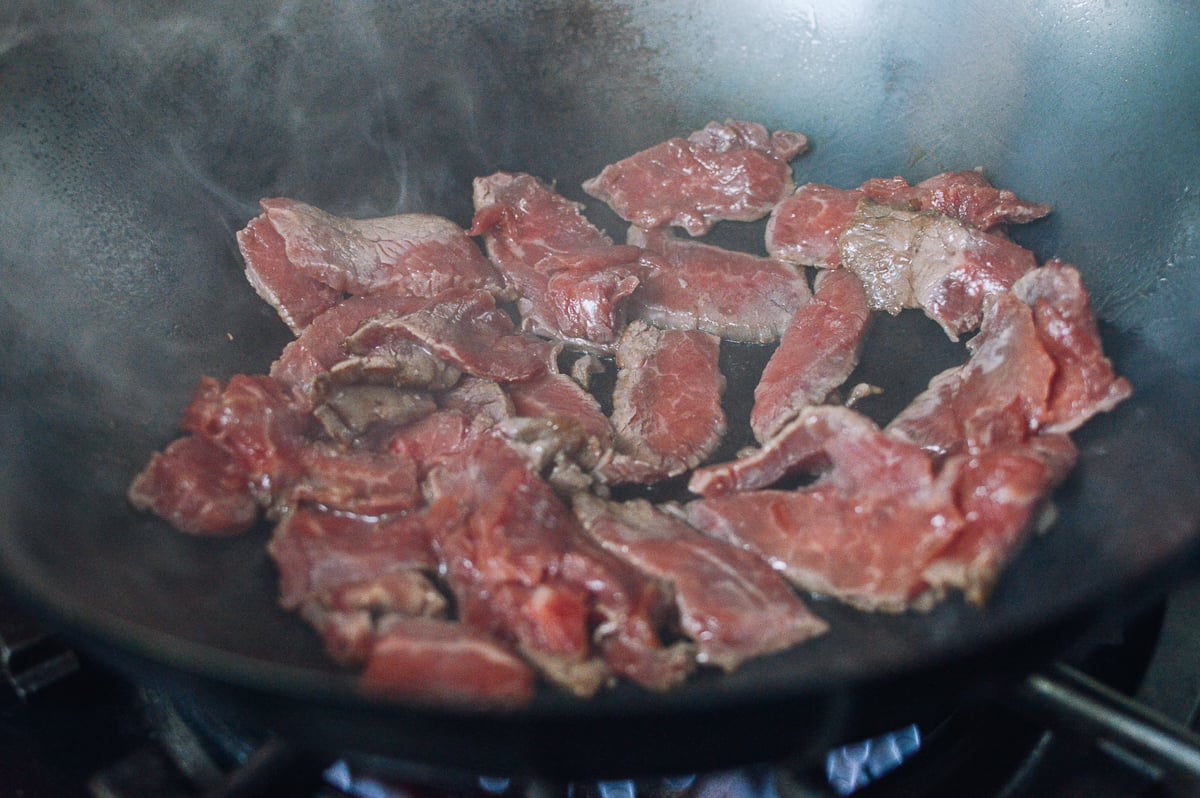 Searing beef in wok in one layer, cwww5.fioekdjsdas.cf
