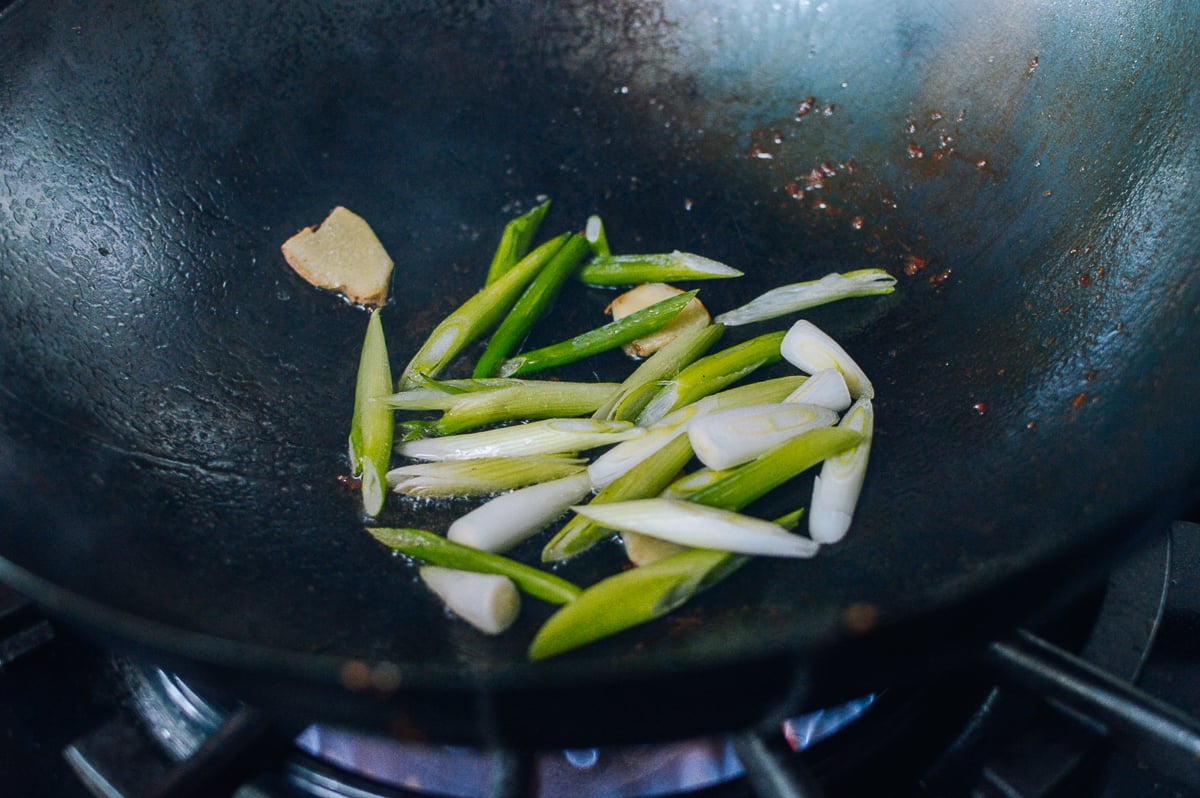 Ginger and scallions in wok, cwww5.fioekdjsdas.cf