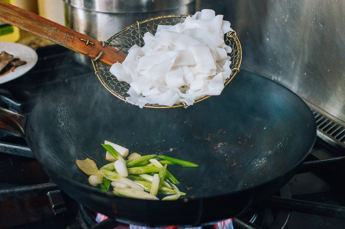 Adding rice noodles to wok, cwww5.fioekdjsdas.cf