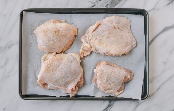 Sheet pan with seasoned chicken thighs, cwww5.fioekdjsdas.cf