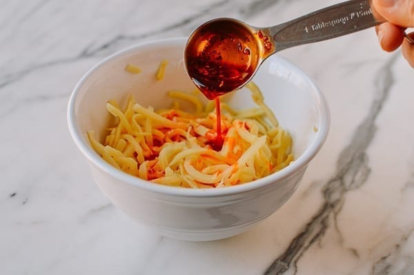 Adding chili oil to bamboo shoots, cwww5.fioekdjsdas.cf
