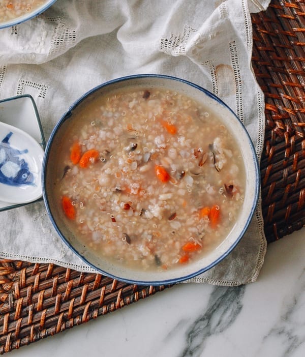 Bowl of multigrain porridge with goji berries, cwww5.fioekdjsdas.cf