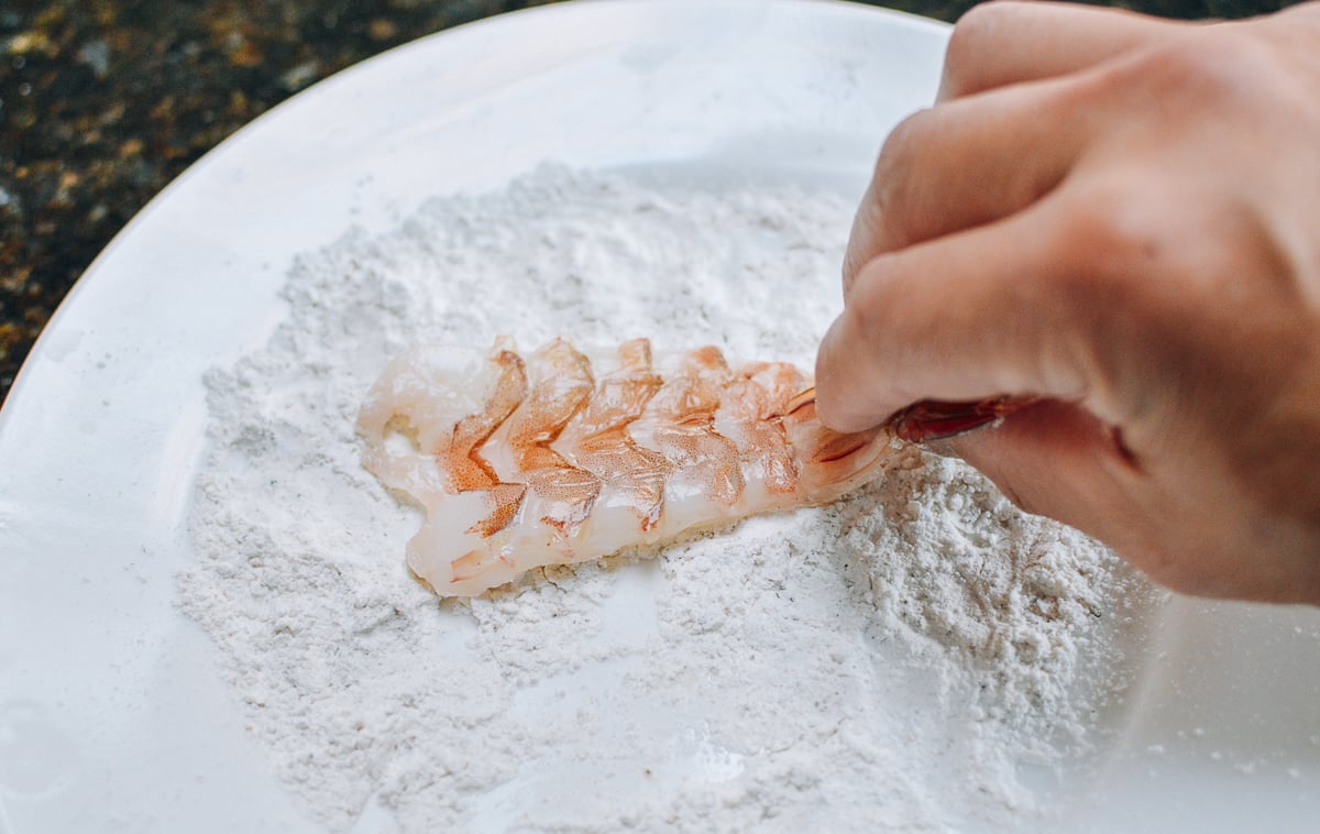 Dredging shrimp in flour, cwww5.fioekdjsdas.cf