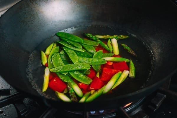 Blanching vegetables in wok, cwww5.fioekdjsdas.cf