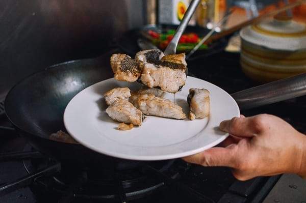 Removing seared fish from wok, cwww5.fioekdjsdas.cf