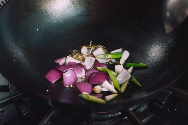 Onions, scallions, and ginger in wok, cwww5.fioekdjsdas.cf