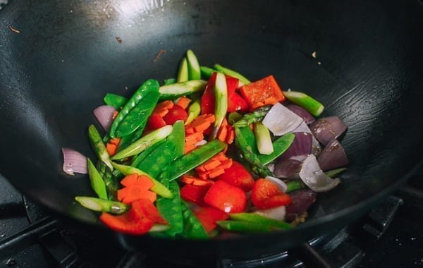 Adding blanched vegetables back to wok, cwww5.fioekdjsdas.cf
