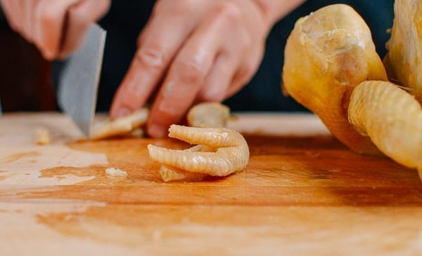 Trimming chicken feet on a white cut chicken, cwww5.fioekdjsdas.cf