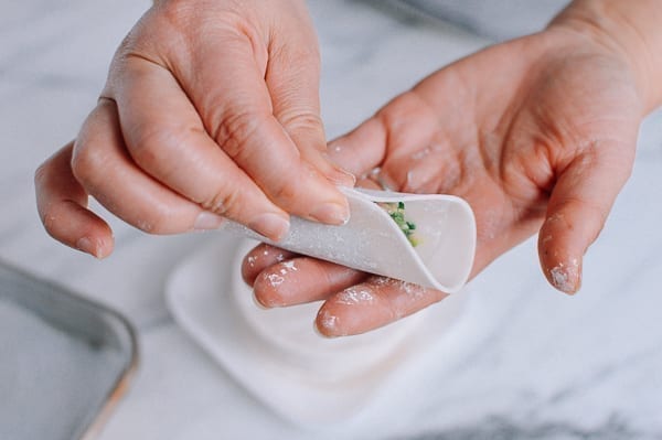 Folding dumpling wrapper in half, cwww5.fioekdjsdas.cf