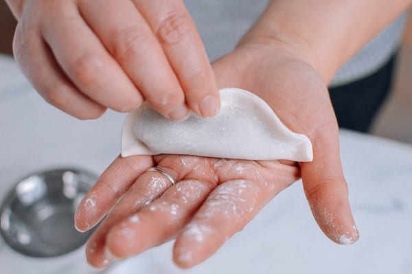 Flattening dumpling on palm of hand, cwww5.fioekdjsdas.cf