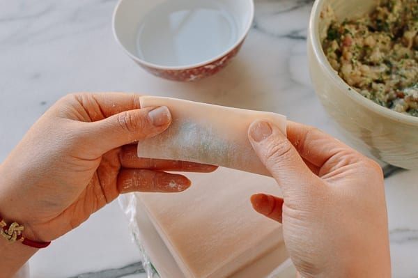 Folding wonton wrapper in half around filling, cwww5.fioekdjsdas.cf