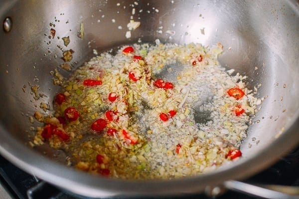 Frying garlic, ginger, lemongrass, and chili, cwww5.fioekdjsdas.cf