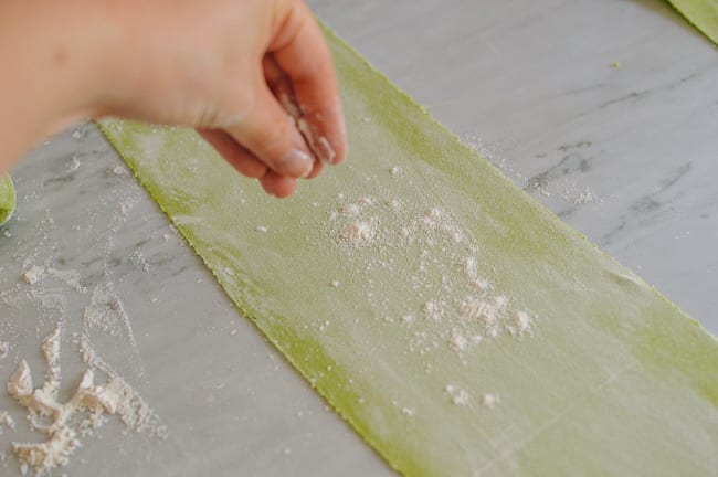 Flouring sheets of noodle dough, cwww5.fioekdjsdas.cf