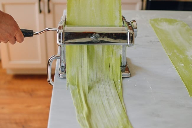 Cutting spinach noodles with pasta cutter, cwww5.fioekdjsdas.cf