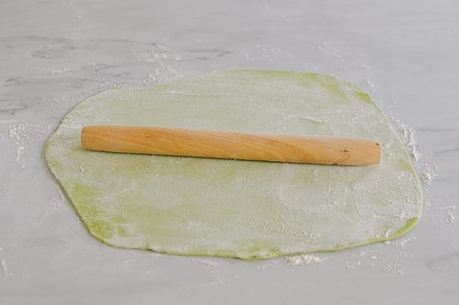 Rolling noodle dough with rolling pin, cwww5.fioekdjsdas.cf
