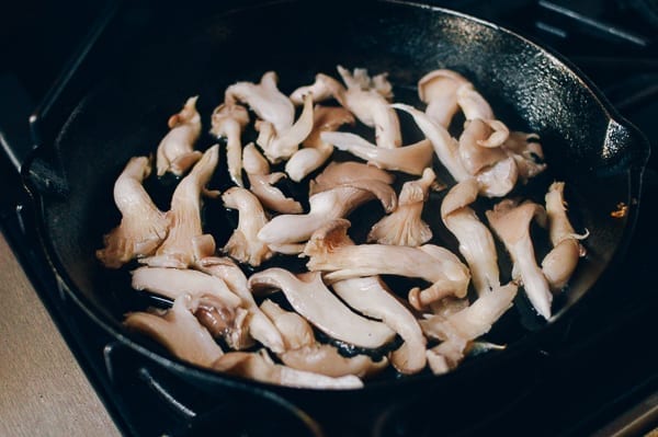 Oyster mushrooms in cast iron skillet, cwww5.fioekdjsdas.cf