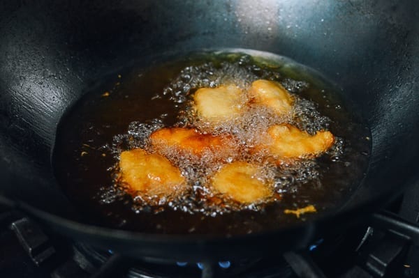 Batter fried chicken pieces in wok, cwww5.fioekdjsdas.cf