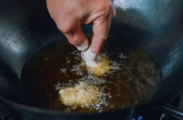 Frying chicken in wok, cwww5.fioekdjsdas.cf