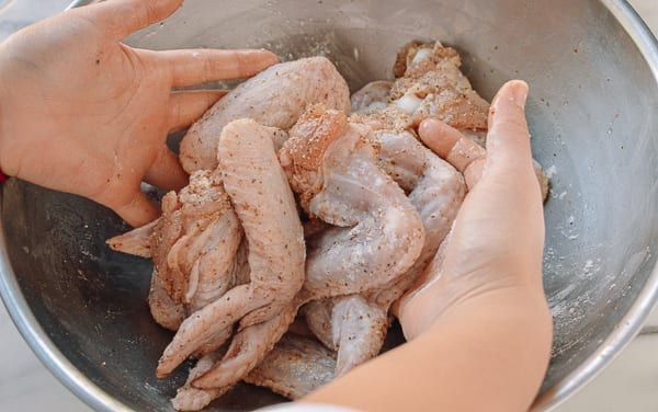 Tossing chicken wings with dry spices, cwww5.fioekdjsdas.cf