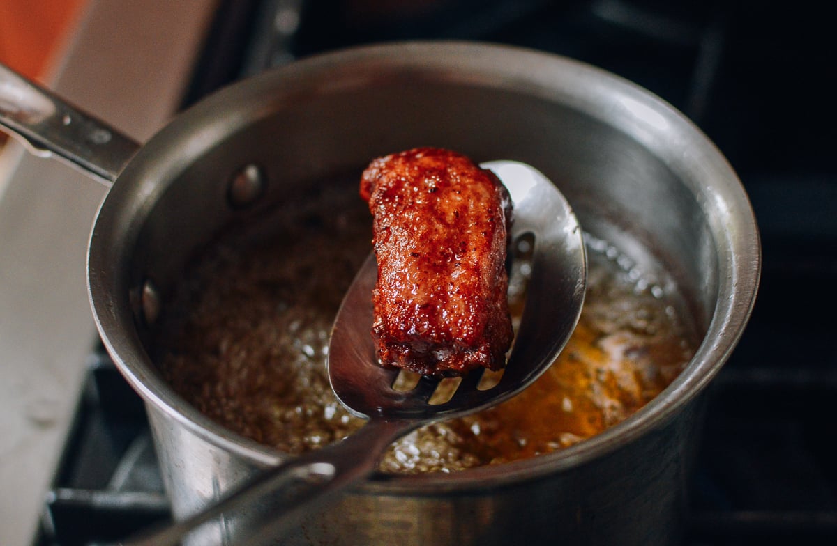 Pulling fried rib out of frying oil, cwww5.fioekdjsdas.cf