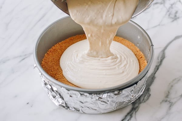 Pouring filling into prepared crust, cwww5.fioekdjsdas.cf
