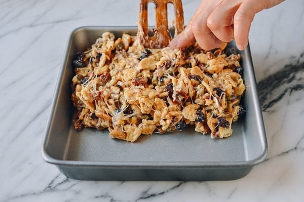 Shaping marshmallow treats in baking pan, cwww5.fioekdjsdas.cf