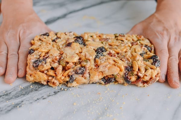 Shaping marshmallow treats on cracker crumbs, cwww5.fioekdjsdas.cf