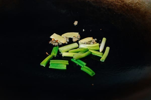 Rock sugar, ginger, and scallions in wok, cwww5.fioekdjsdas.cf