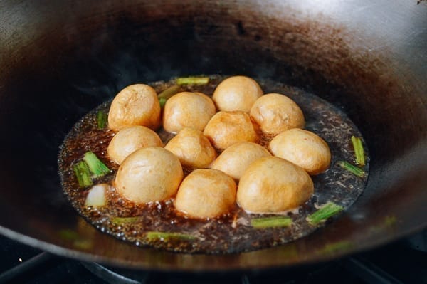 Stuffed fried gluten balls added to braising liquid, cwww5.fioekdjsdas.cf