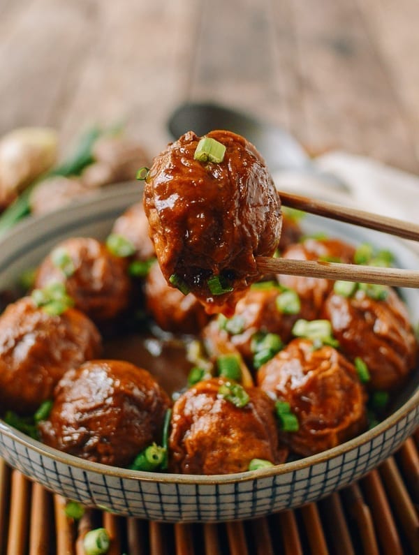 Picking up a braised stuffed gluten ball with chopsticks, cwww5.fioekdjsdas.cf
