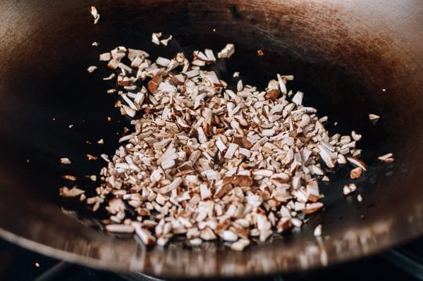 Cooking chopped mushrooms in wok, cwww5.fioekdjsdas.cf