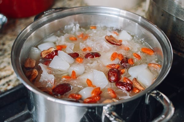 Adding dried dates, goji berries, and sugar, cwww5.fioekdjsdas.cf