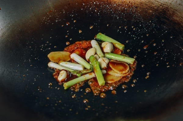 Aromatics and sugar in wok, cwww5.fioekdjsdas.cf