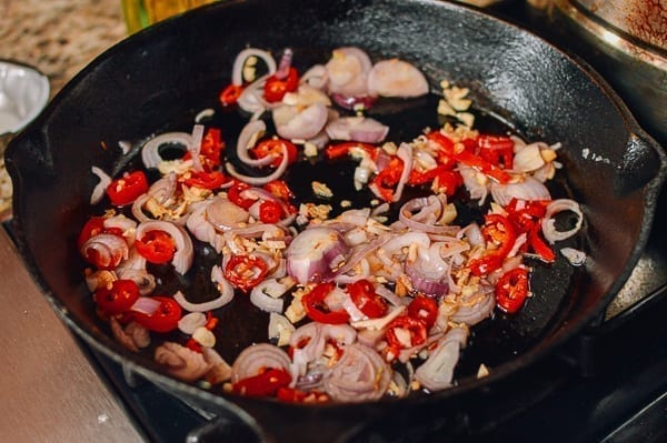 Cooking garlic, shallots, and chilies, cwww5.fioekdjsdas.cf