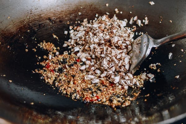 Adding chopped mushrooms to wok, cwww5.fioekdjsdas.cf