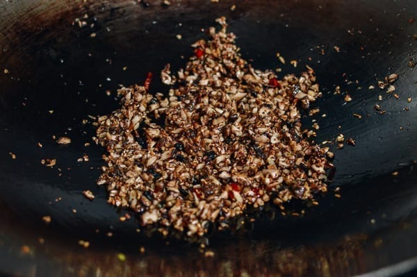 Caramelizing chopped mushrooms in wok, cwww5.fioekdjsdas.cf
