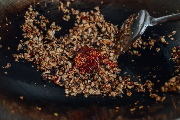Adding chili oil and spicy bean sauce, cwww5.fioekdjsdas.cf