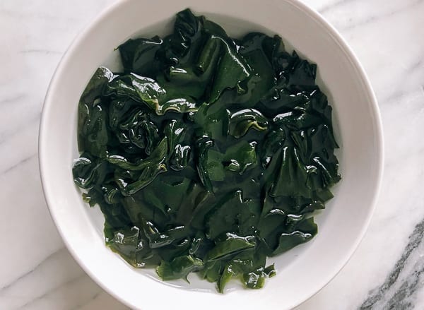 rehydrated wakame seaweed in a bowl by cwww5.fioekdjsdas.cf