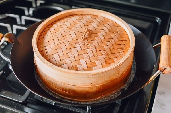 Bamboo steamer in wok, cwww5.fioekdjsdas.cf