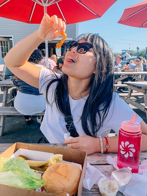 Kaitlin eating clam strips, cwww5.fioekdjsdas.cf
