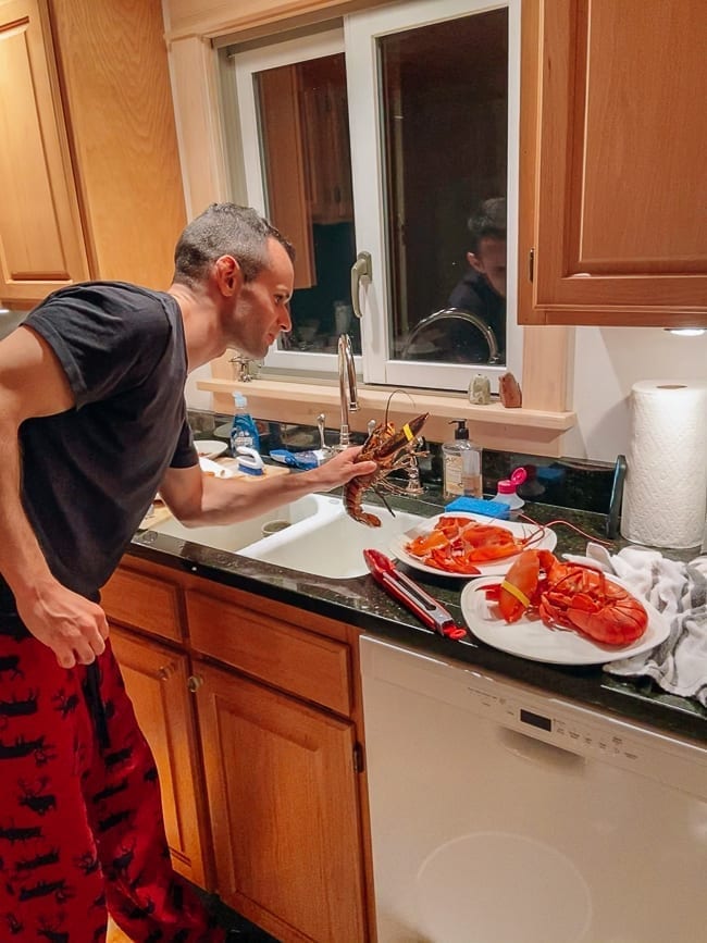 Justin holding fresh lobsters, cwww5.fioekdjsdas.cf