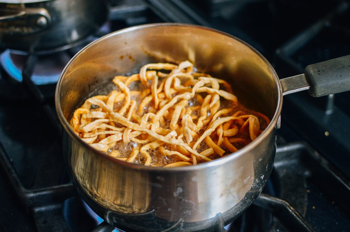 Frying Chinese egg noodles, cwww5.fioekdjsdas.cf
