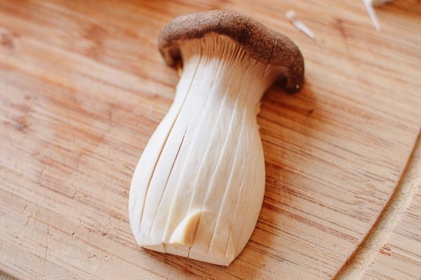 Scoring king oyster mushroom lengthwise, cwww5.fioekdjsdas.cf