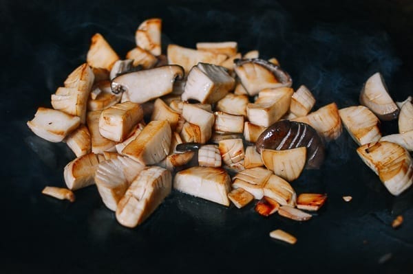 Stir-frying king oyster mushroom pieces, cwww5.fioekdjsdas.cf